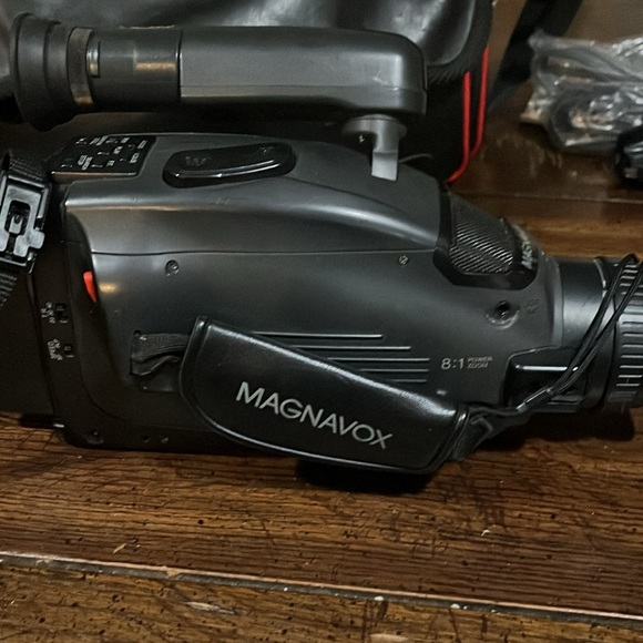 Vintage Magnavox compact, VHS camcorder system with accessories - Picture 9 of 12